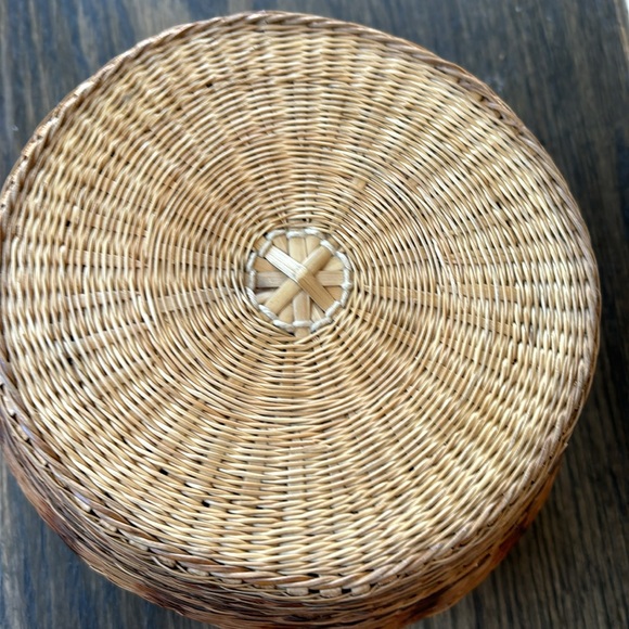 Vintage basket w/ lid, round, tight weave, browns, 5.5x4 inches - Picture 5 of 6